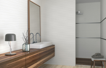 Blanco Mate y Ona Blanco Mate 30 x 60 cm. Moldura Excellence Silver 2,5 x 60 cm. Pavimento Hardwood Ivory 20 x 114 cm.