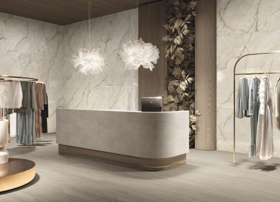 Revestimiento Diamonds Amber Champagne Glitter 120 x 280 cm. Pavimento Ferriere Faggio 20 x 120 cm.
